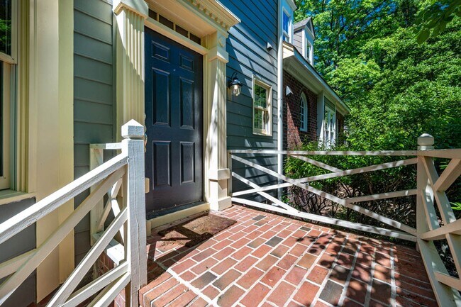 Building Photo - 1305 Hampshire Court