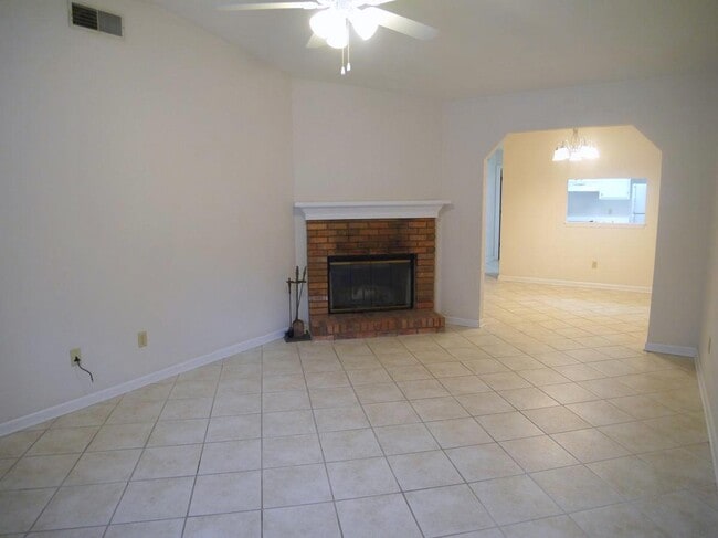 Vaulted Ceiling in great room with fireplace - 407 Richview Park Cir E