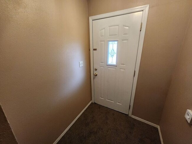 Foto del edificio - 3 bed 1 bath upper unit