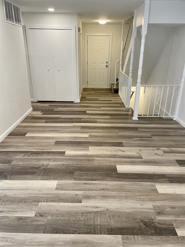 Building Photo - 3 br, 2.5 bath Townhome - Fully renovated ...