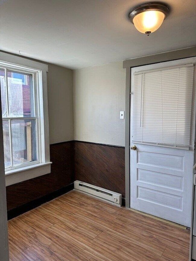 Building Photo - 1 Bedroom 1 Bathroom 2nd fl Apartment For ...