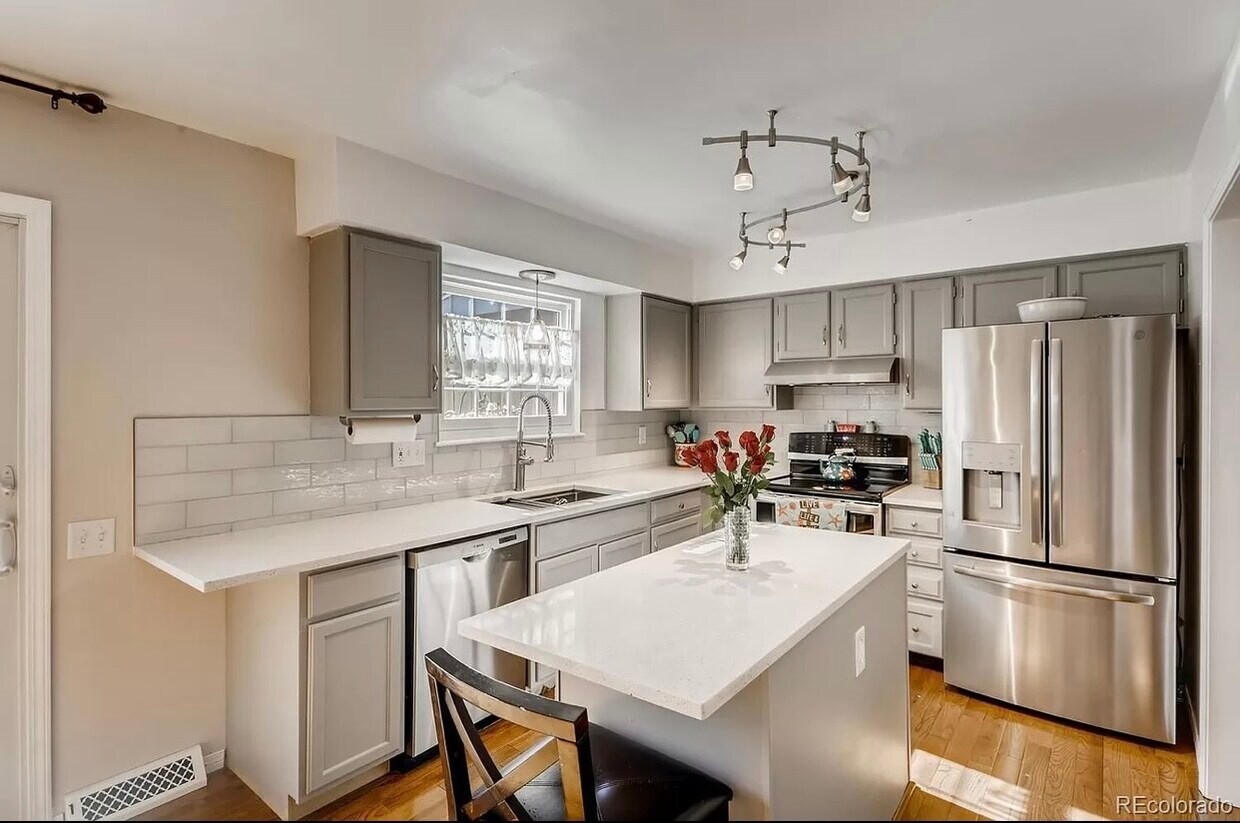 Foto principal - 7505 W Yale Ave