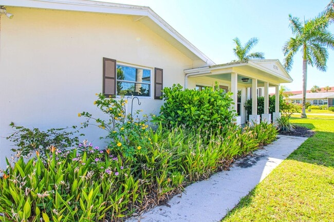 Building Photo - ** 3/2 NICELY FURNISHED HOME READY *** DOG...