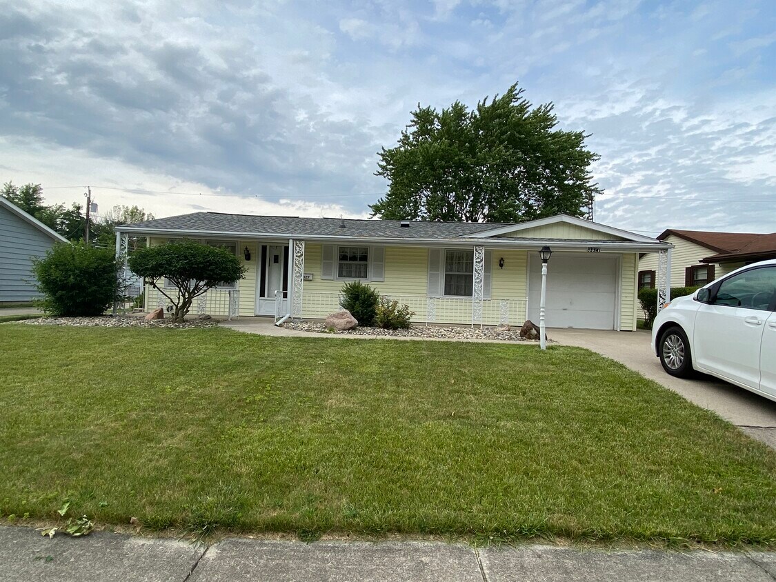 Primary Photo - 3327 Ivy League Dr