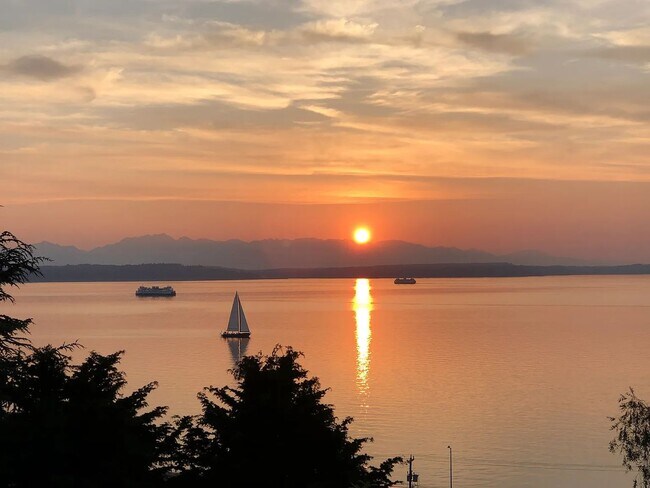 Foto del edificio - Breathtaking Elliott Bay Views & Sunset Serenity—Steps to Alki Beach!