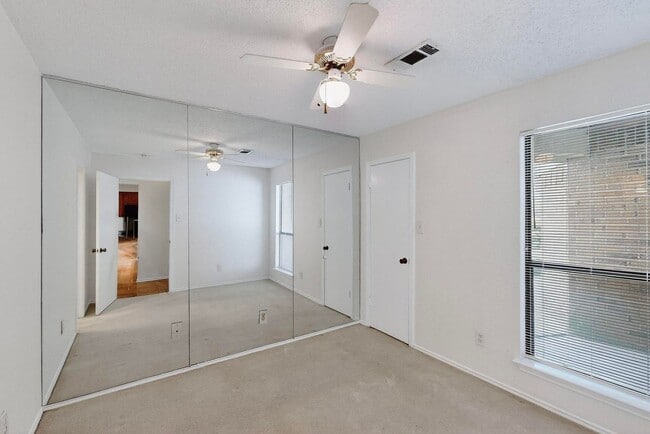 Foto del edificio - Spacious Townhome with Lake Views on a Pri...