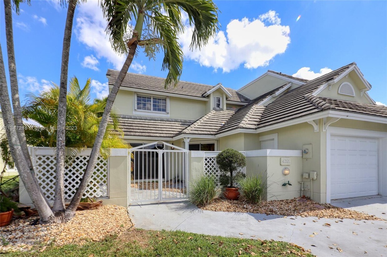 4761 NW 98 Pl, Doral, FL 33178 Townhouse for Rent in Doral, FL