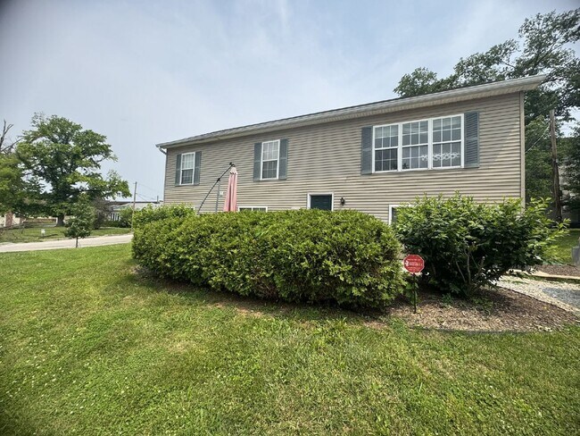Building Photo - 201 E 19th St