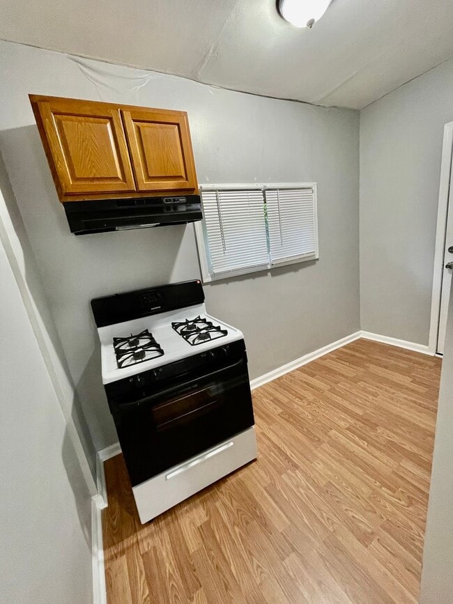 Building Photo - Spacious 3 Bedroom Available Now