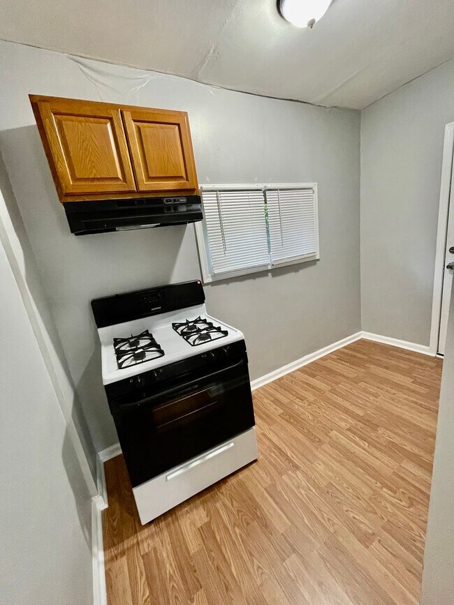 Foto del edificio - Spacious 3 Bedroom Available Now