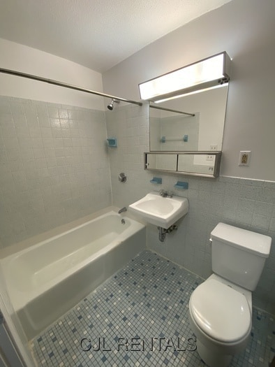 Building Photo - 71 Montvale Ave