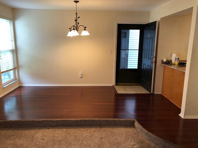 Dining area - 634 Haven Plz