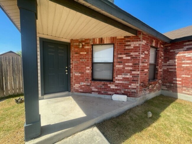 Foto del edificio - Move In Ready Well-Maintained 3-Bedroom Ho...