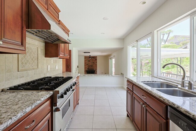 Foto del edificio - 4 Bed | 2.5 Bath Single-Family Home at the Base of Cowles Mountain