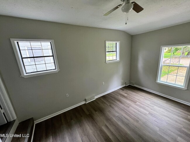 Building Photo - 521 N Park Ln