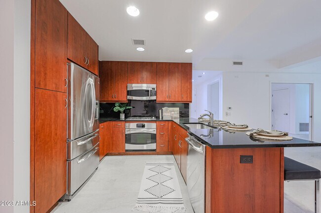 Building Photo - 7147 E Rancho Vista Dr