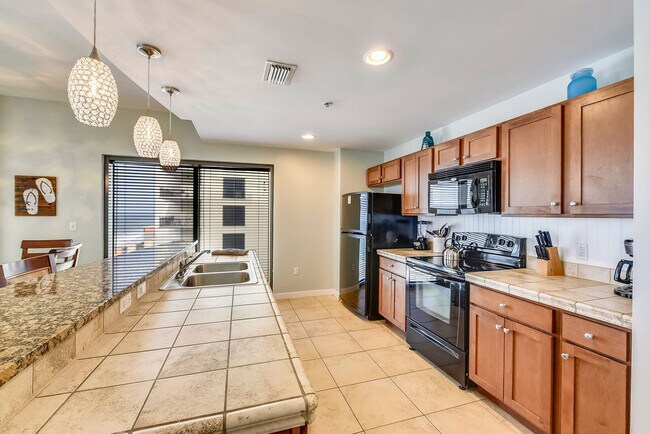 Foto del edificio - 15100 Front Beach Rd