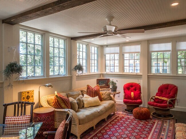 Foto del edificio - Charming Furnished Two-Bedroom in Historic...