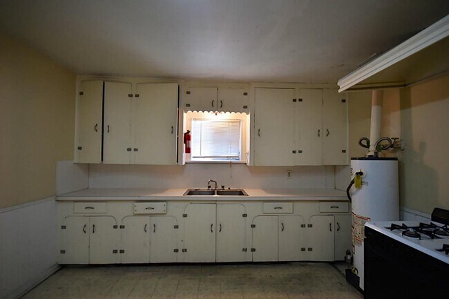 Building Photo - 2218 1/2 Chapman St