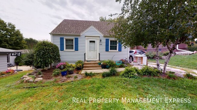 Building Photo - 3 Bedroom 1 Bathroom Single Family Home ne...