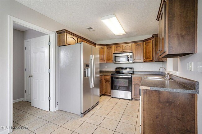 Foto del edificio - SNOWDEN GROVE Subdivision, 4 bedrooms