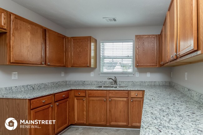 Building Photo - Updated And Ready For Immediate Move In!