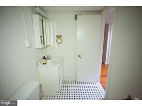 Building Photo - 407 S 11th St