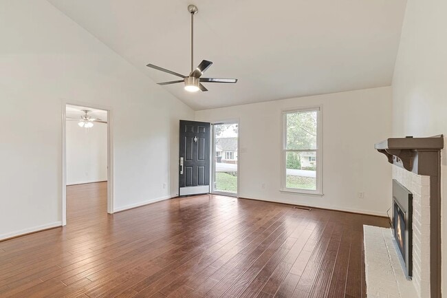 Building Photo - 723 Riverview Dr