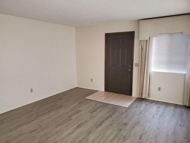 Foto del edificio - Newly Remodeled, Gated Community Condo