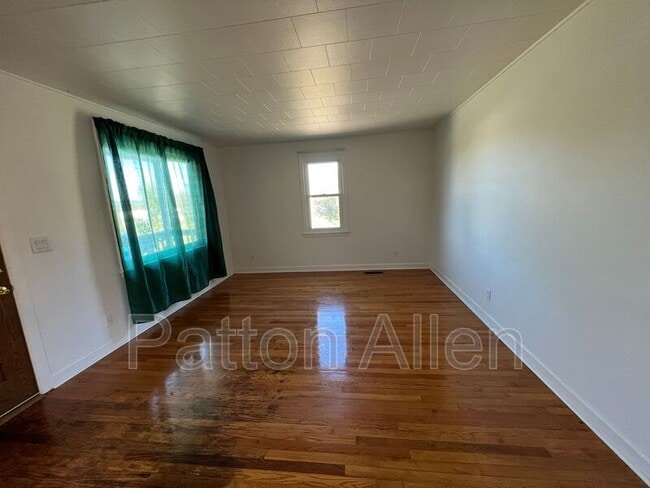 Foto del edificio - 120 Cedar Hill Rd