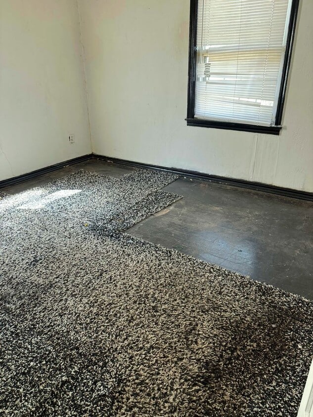 Building Photo - 2Bed 1Bath NE Make Ready Home