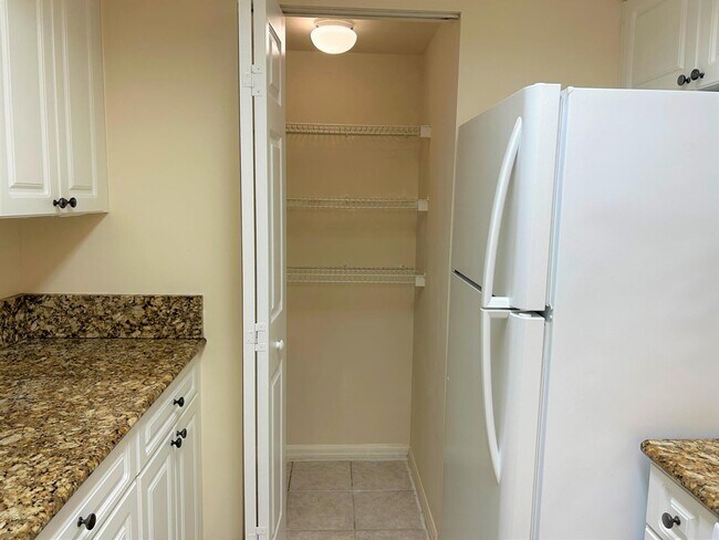 Foto del edificio - 1300 Crestwood Ct S