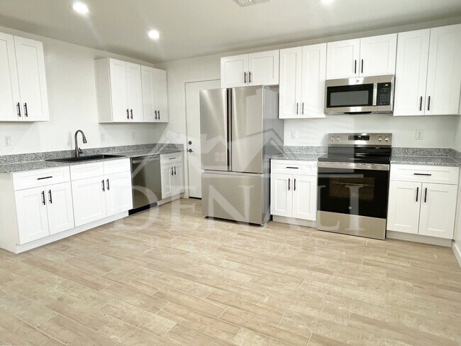 Building Photo - 733 S 96th Pl