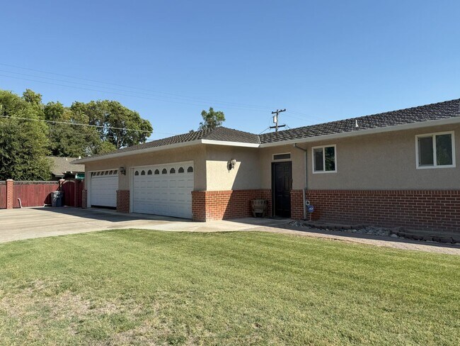 Building Photo - Beautiful Southside Los Banos Rental