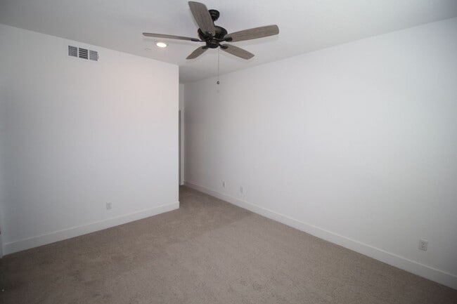 Building Photo - 2707 E Tamarind Dr