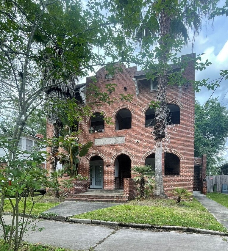 Primary Photo - 2651 College St