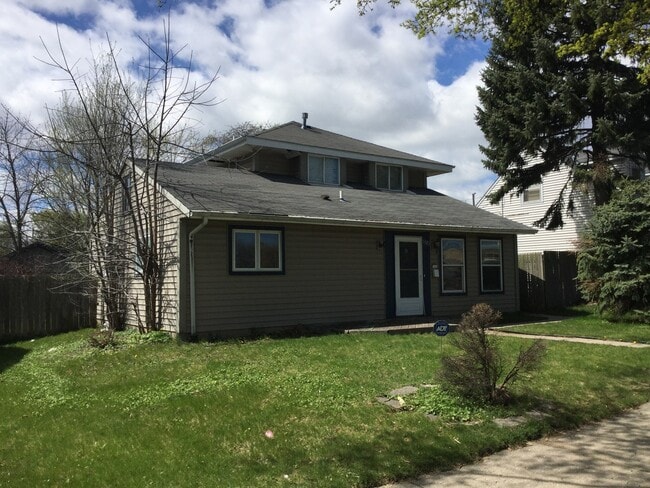 Building Photo - 4 Bedroom 2 Bathroom Single Family Home