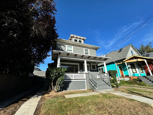 Building Photo - Beautiful 1900s NE Portland Home with Mode...