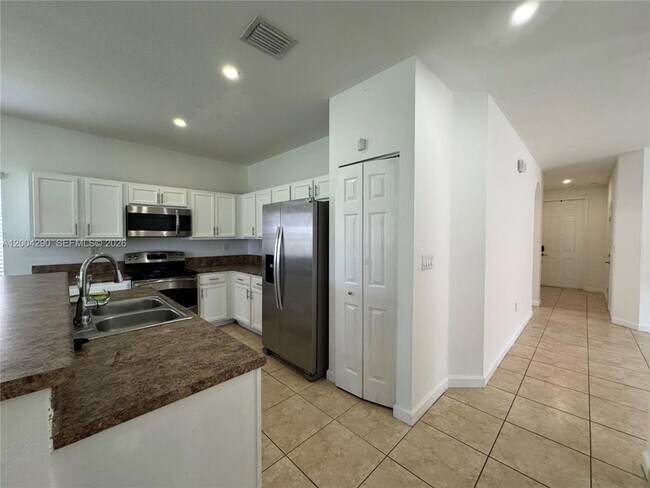 Foto del edificio - 2356 NE 3rd Ct
