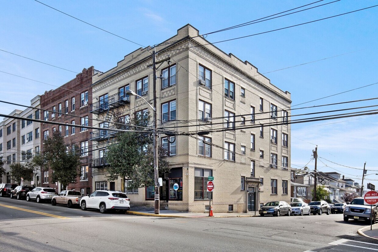 Foto del edificio - 372 Anderson Ave