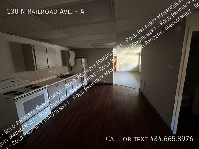 Foto del edificio - 130 N Railroad St