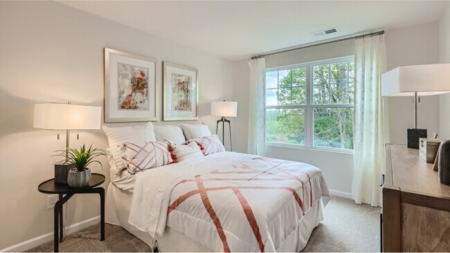 2nd floor Guest Bedroom 1: Comfortable, well-appointed, a peaceful haven for your visitors. - 13119 Cottage Crest Ln