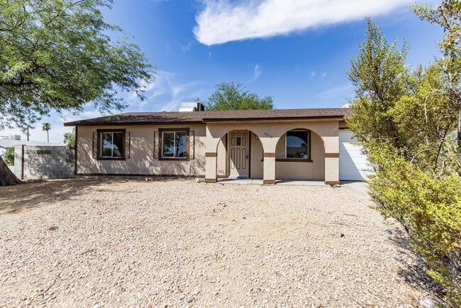 Building Photo - 4016 E Willow Ave