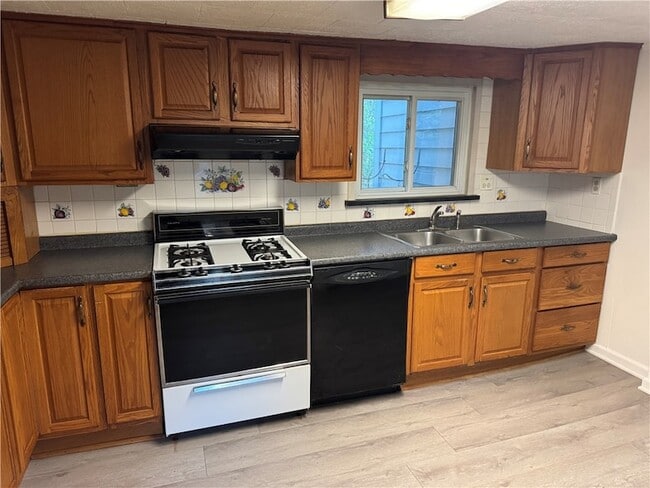 Photo - 576 Glenfield Rd House