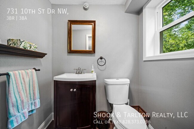 Foto del edificio - 731 10th St Dr NW