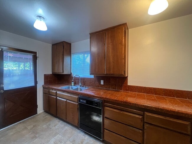 Building Photo - NICE 3 BEDROOM HOME IN ROSEVILLE!