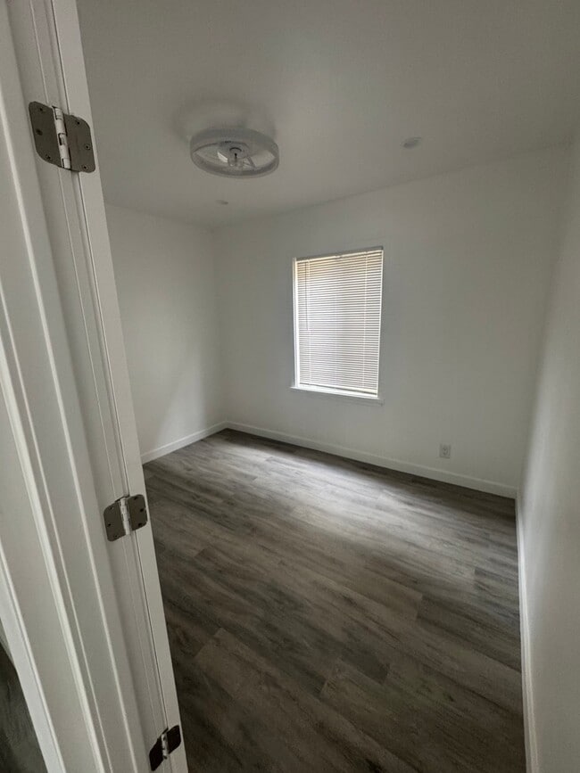 Building Photo - 311 S Ave 59