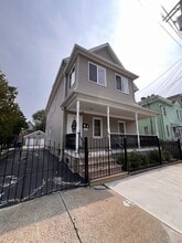 Building Photo - 116 Frank St