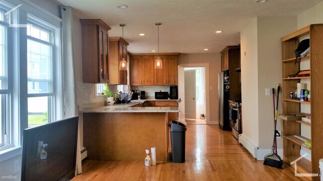 Foto del edificio - 4 br, 2 bath House - 80 Hunnewell Ave # 1D