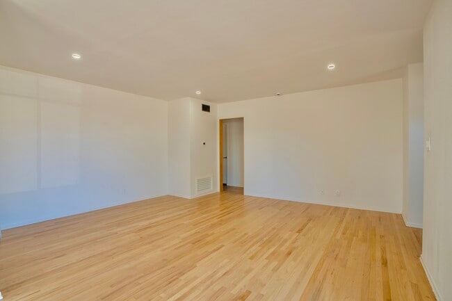 Building Photo - 12735 Fairford Ave